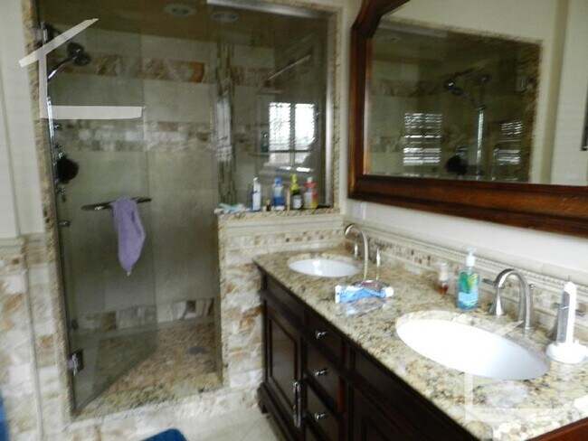 Building Photo - No Brokers Fee, No Security Deposit, In Unit Washer/Dryer, Pets friendly, Parking Included, Centr...