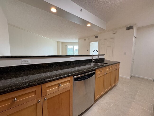 Building Photo - Sun-filled 1 Bed 1 Bath Condo With Private...
