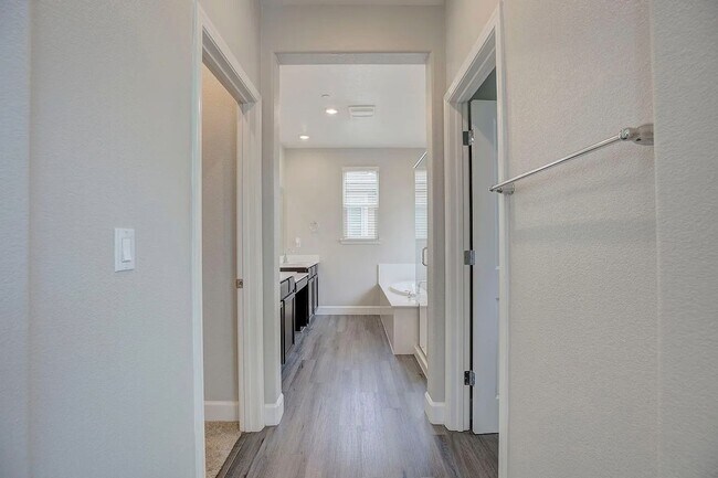 Building Photo - 1606 Lion St