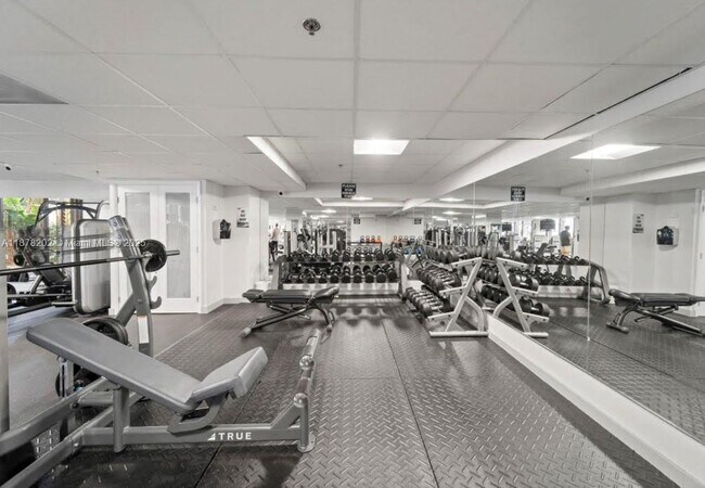 Building Photo - 540 Brickell Key Dr