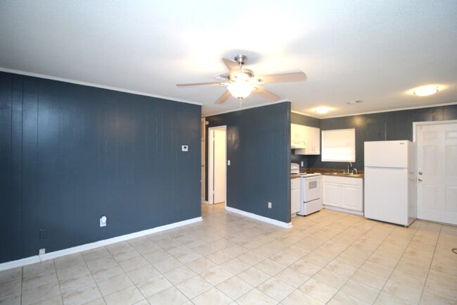 Building Photo - Recently Updated 2-Bedroom Milton Unit Featuring Modern Interior, Functional Layout, Shared Backy...