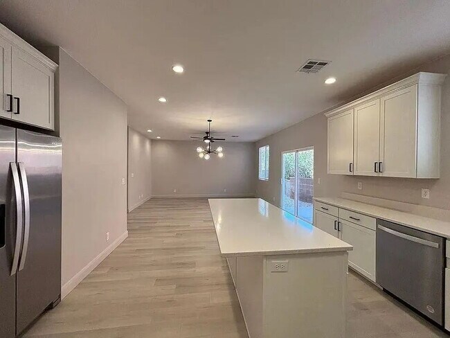 Building Photo - "Spacious 4-Bed, 3.5-Bath Gem with 2,359 Sq Ft of Comfort in Scenic St. George!"