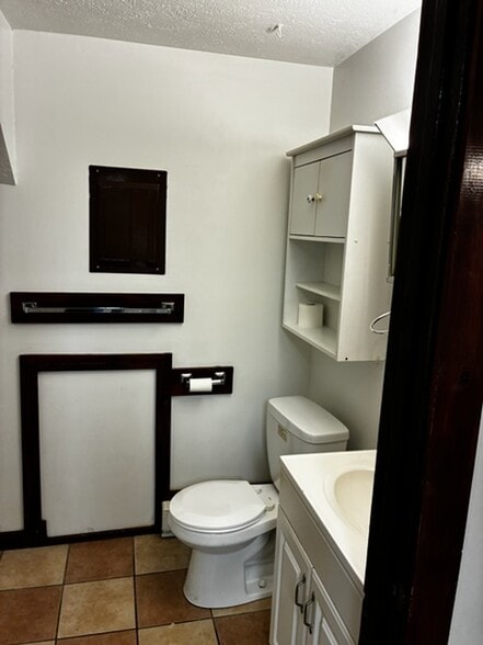 Building Photo - 533 Berlin Rd