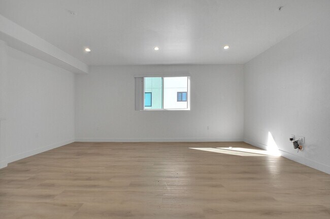 Building Photo - 5850 Vineland Ave