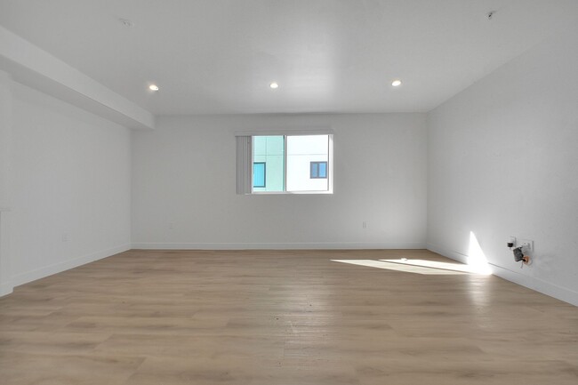 Building Photo - 5852 Vineland Ave