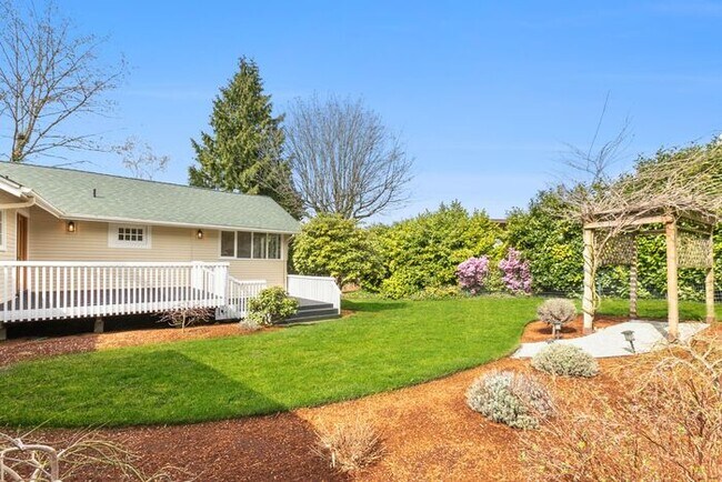Building Photo - Sunny Air Conditioned Mercer Island Charmer!