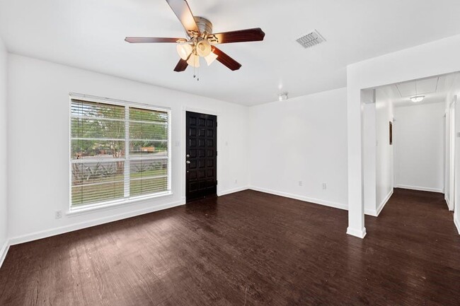 Building Photo - 3202 Dolphin Dr