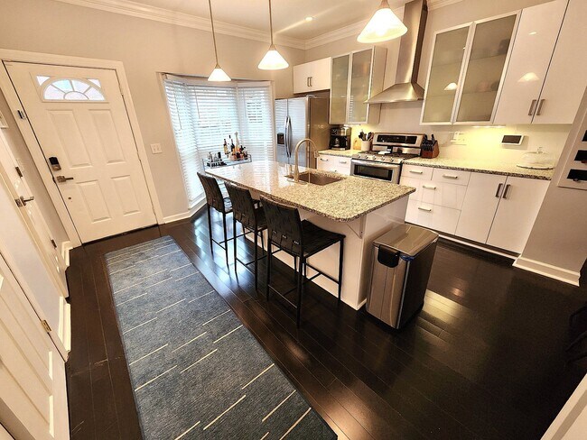 Building Photo - Location, location, location! Beautiful 2BR/1.5BA townhouse in West End Park!
