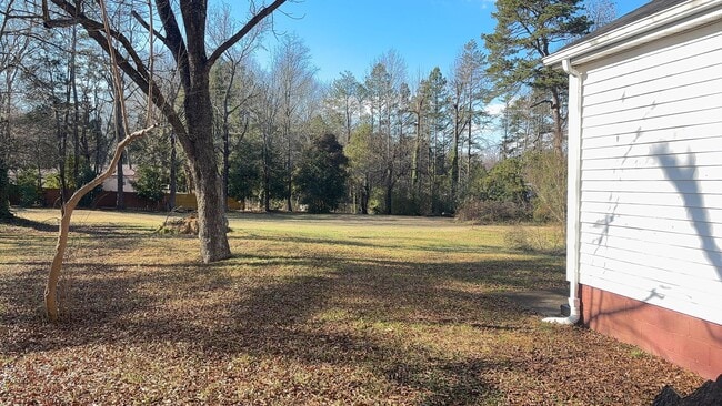 Building Photo - 3 bedroom 1 bathroom house available