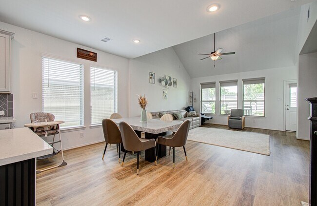 Building Photo - 4722 Crest Hill Dr