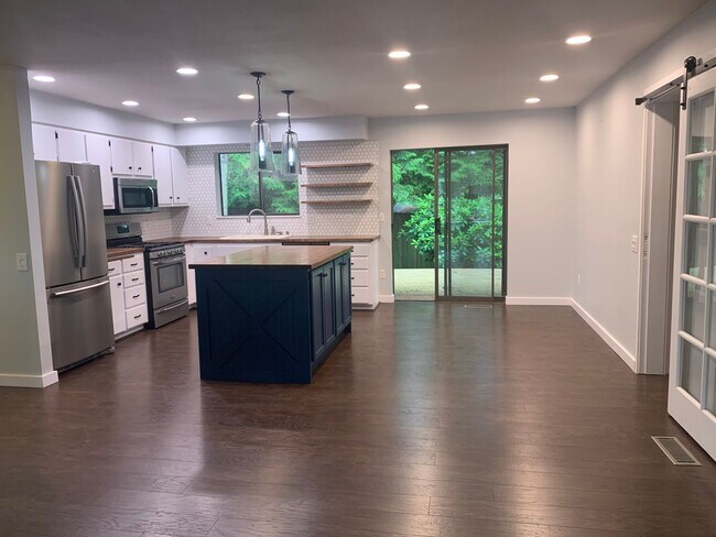 Building Photo - Newly Updated 2 Bed. 2 Bath Home on Fenced...