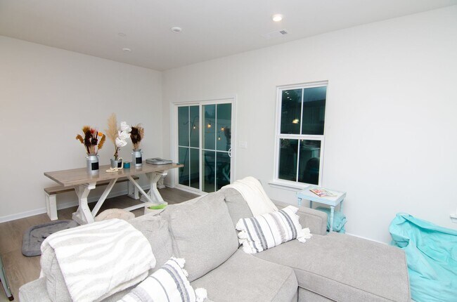 Building Photo - Beautiful, new build in quiet neighborhood