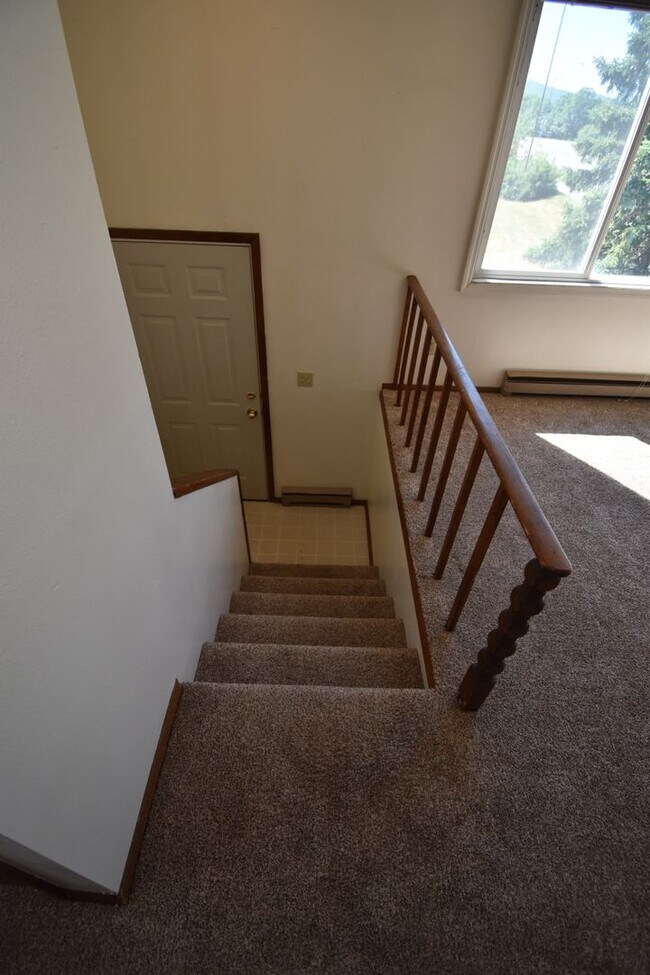 Building Photo - 2Bed 1.5Ba W/ Carport! Close to Trails, Ho...