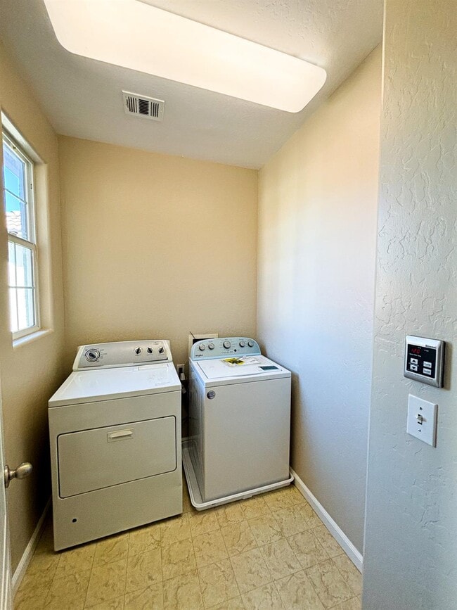 Building Photo - 5537 N Gates Ave