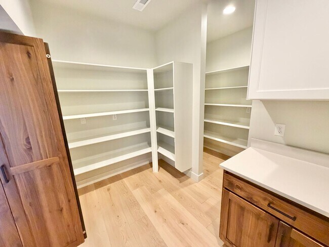 Building Photo - Beautiful Modern 5 Bedroom Home!! Furnished or Unfurnished option!!