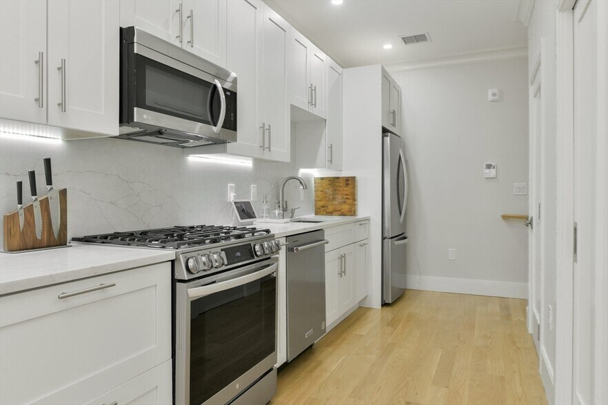 Building Photo - 70 Clarendon St