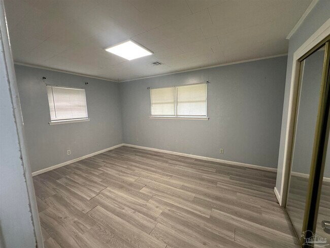 Building Photo - 2833 Bellview Ave