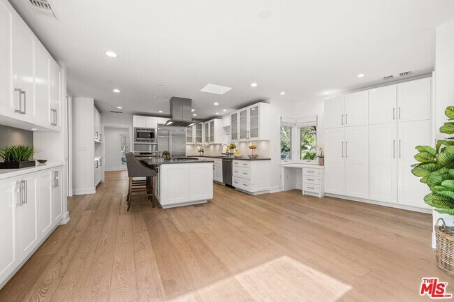 Building Photo - 2400 S Beverly Dr