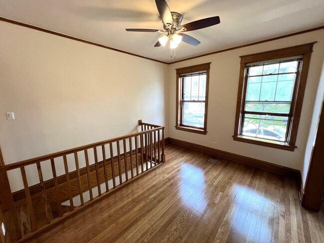 Building Photo - Stunning updated Wrigleyville 4-bed, 3-bath duplex featuring a modern kitchen, renovated baths & ...