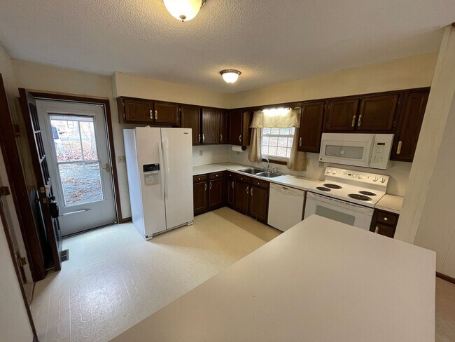 Building Photo - Lovely 3br 2ba home in quiet Chapel Hill neighborhood, walking distance to McDougle Elementary!