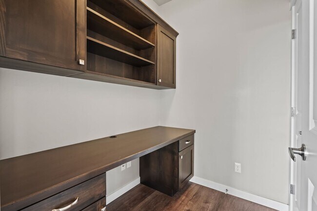 Building Photo - Beautiful 3bd/2.5ba Home w/Office Space & Bonus Loft