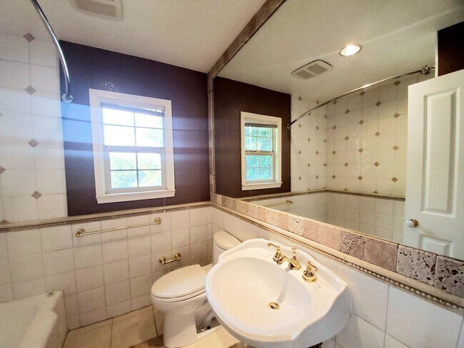 Building Photo - 2745 Summit Dr