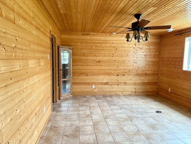 Building Photo - 5 Bedroom 2 Bath South Fargo