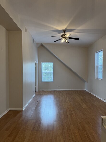 Building Photo - 2328 W Belmont Ave