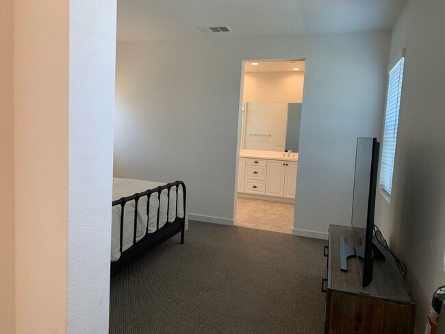 Building Photo - Beautiful Home 4bed/3 bath