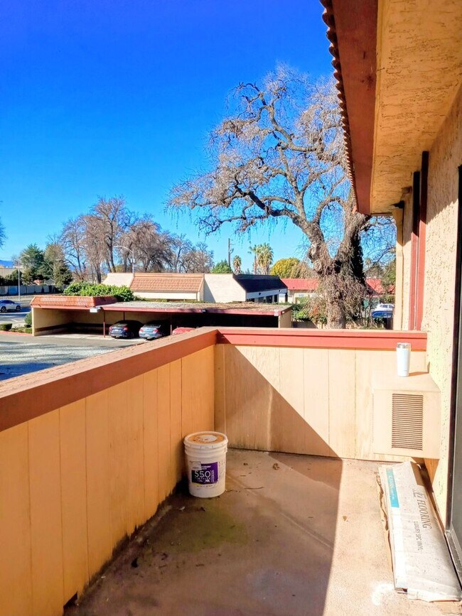Building Photo - Refurbished 1bd Condo on First Floor With Pool