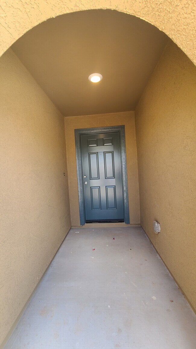 Building Photo - 1541 E Elegante Dr