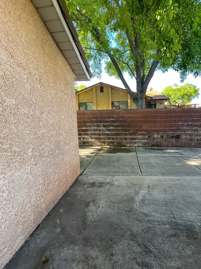 Building Photo - Charming 2 Bedroom Home in Prime Location Near Schools & Shopping