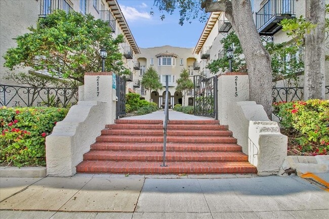 Building Photo - 2117 W Dekle Ave