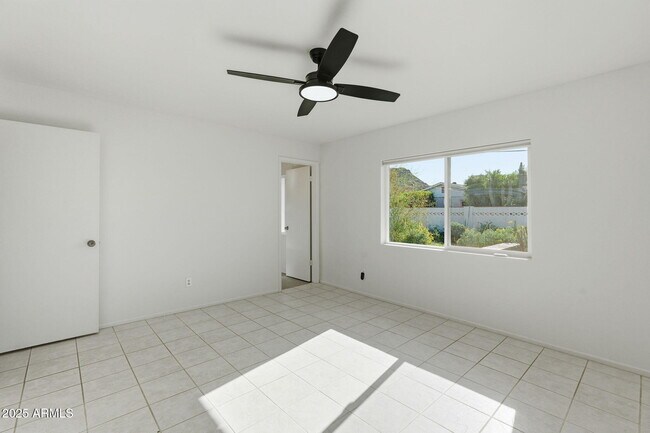 Building Photo - 1321 E Townley Ave