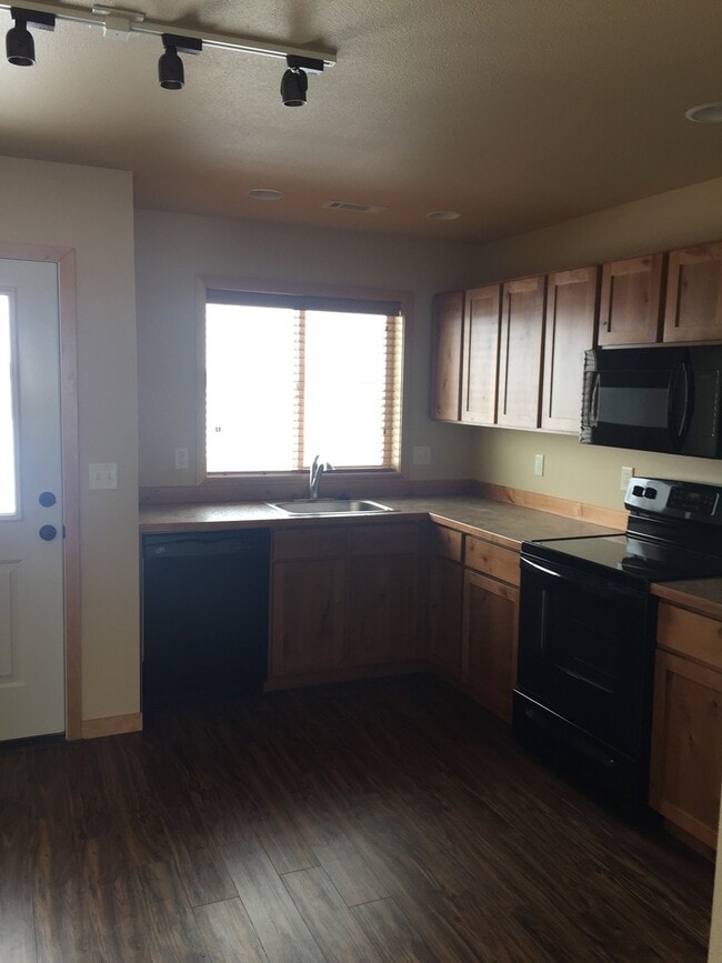 Building Photo - 3 Bedroom 2 Bathroom 4-Plex