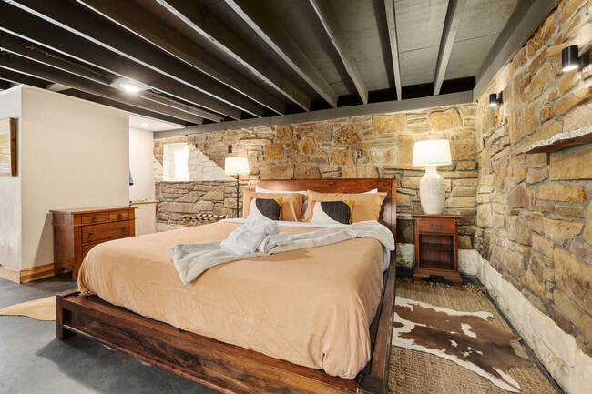 Building Photo - 17097 Lake Sequoyah Dr