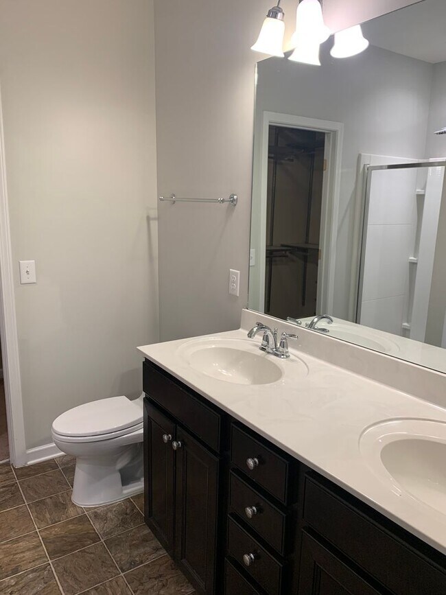 Building Photo - 2327 Traemoor Village Dr