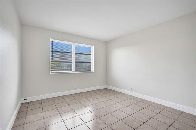 Building Photo - 2175 NE 56th St