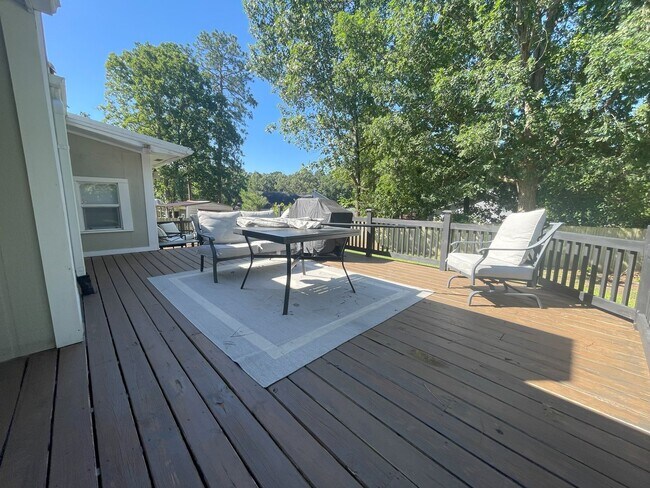 Building Photo - Beautifully Updated 3 Bed Home with Bonus ...