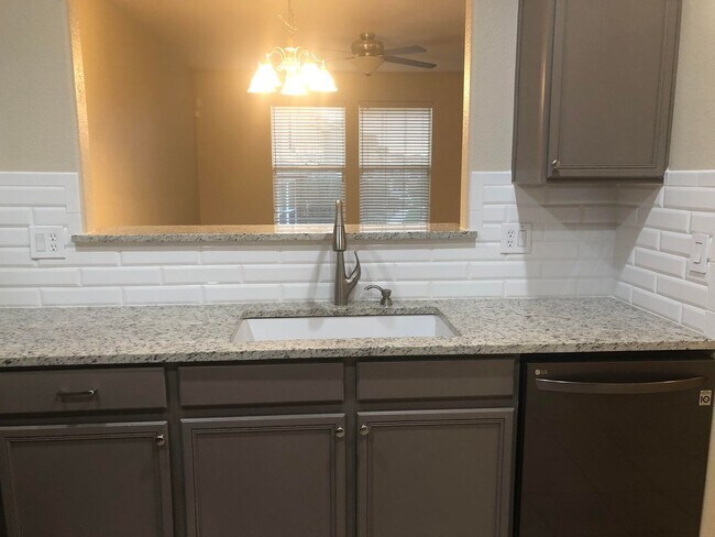 Building Photo - Well Maintained 2 Bed 3 Bath 2 Car Two-sto...