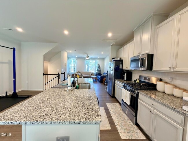 Building Photo - 1110 Romeria Dr