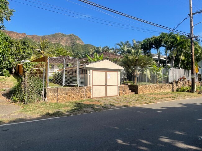 Building Photo - 3874 Leahi Ave