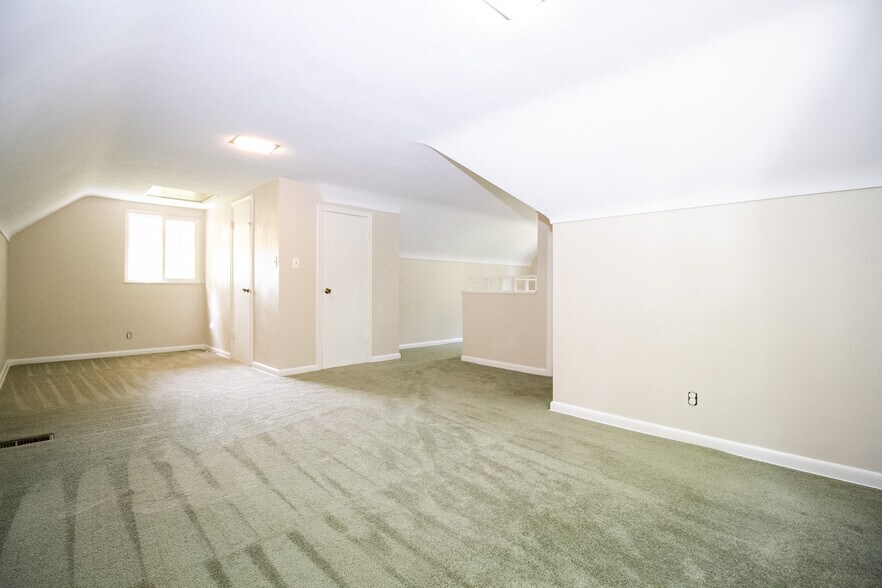Building Photo - 2424 Lambert Dr