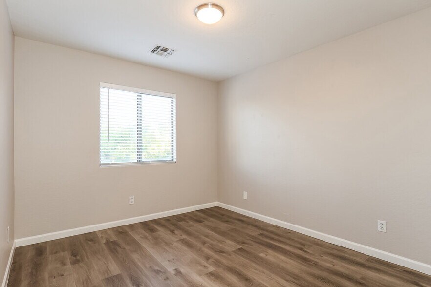 Building Photo - 5182 W Vista Ave