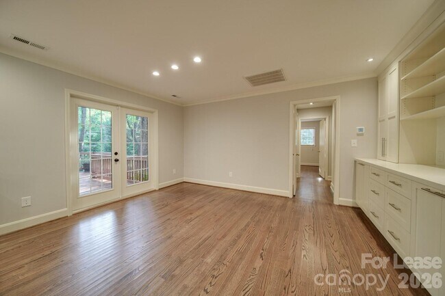 Building Photo - 6700 Castlegate Dr