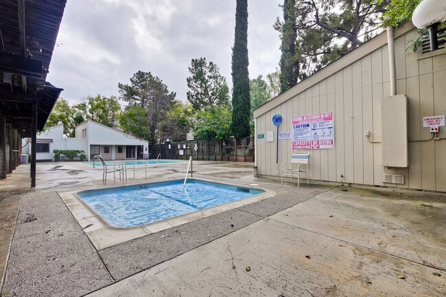 Building Photo - Awesome Condo! Swimming Pool!