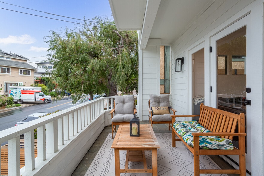 sunny front balcony - 162 Avenida Florencia