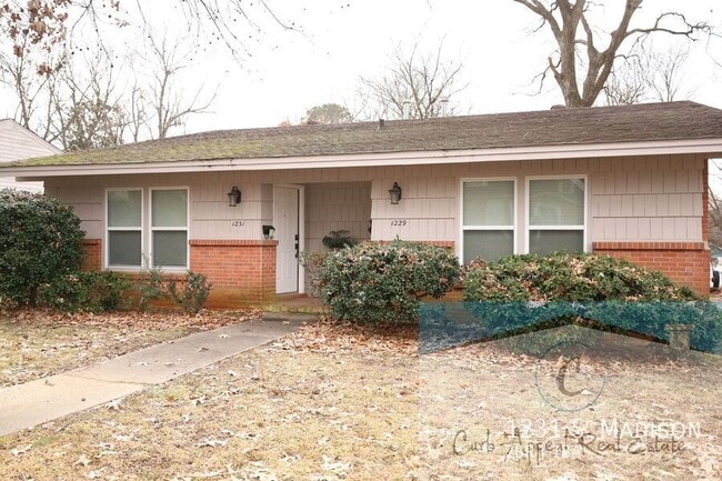 Primary Photo - Spacious 2 bed / 1 bath duplex - covered p...