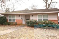 Building Photo - Spacious 2 bed / 1 bath duplex - covered p...