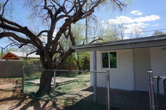 Building Photo - 4516 E Lester St